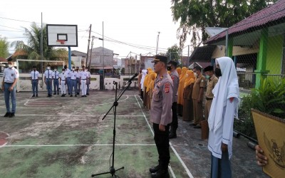 Kapolsek Kutaraja Menjadi Pembina Upacara di SMA Negeri 13 Banda Aceh