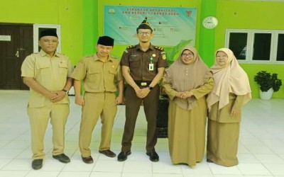 Alumni menjadi pembina upacara di SMA Negeri 13 Banda Aceh