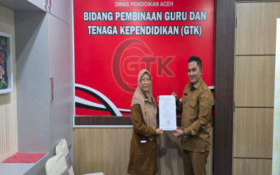 Kabid GTK Disdik Aceh Serahkan SK PLT Kepala SMA Negeri 13 Banda Aceh